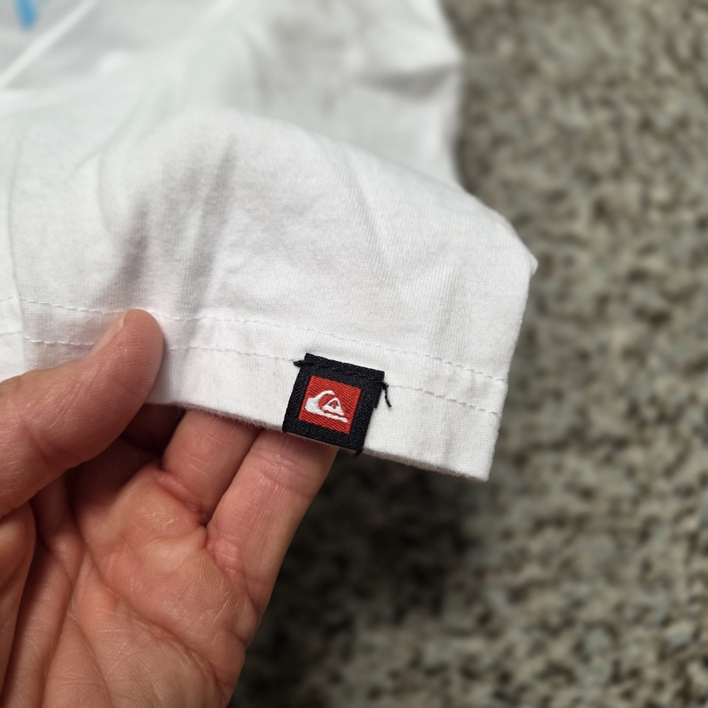 Quiksilver White Tee with‎ Vibrant Surf Graphic - Picture 4 of 8